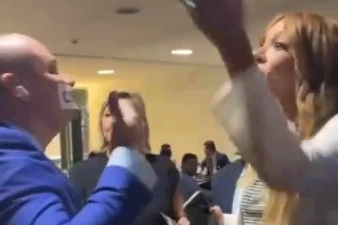 Imagem - Erika Hilton debocha de deputado do PL com esparadrapo na boca: 'você não acha ridículo?'