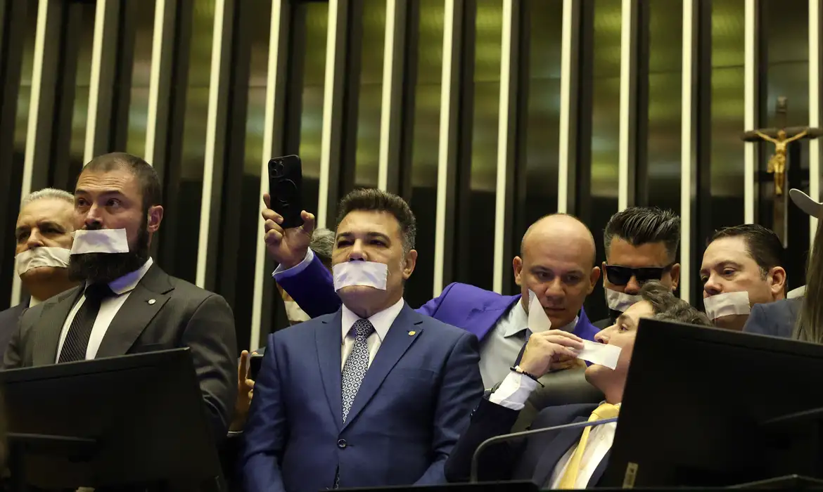 (Às 6 horas da manhã de hoje, os parlamentares se revezaram, saindo os que passaram a noite no Congresso Nacional.)
