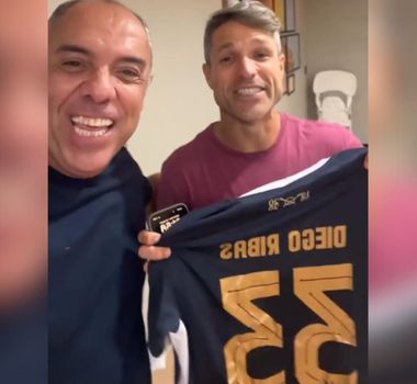 Imagem - Marcos Braz presenteia Diego Ribas com camisa do Remo: 'chegou o homem'