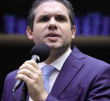 Imagem - Motta descarta permissão para Eduardo Bolsonaro manter mandato nos EUA