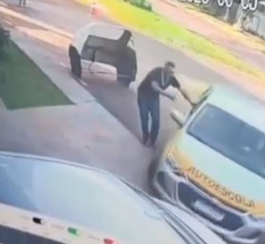 Imagem - Vídeo: aluna invade autoescola com carro enquanto tentava fazer baliza, no Paraná