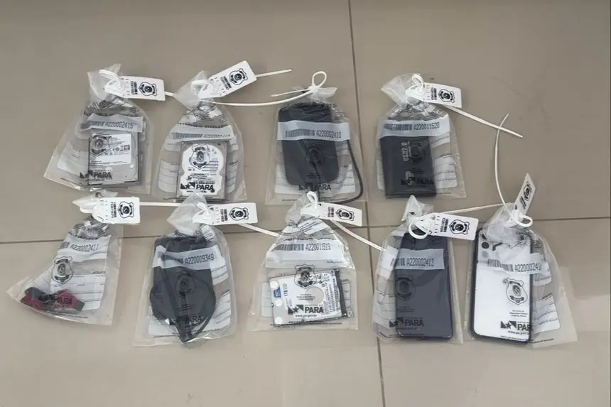 Aparelhos celulares, pendrives e HDs relacionados ao investigado foram apreendidos e vão ser periciados.