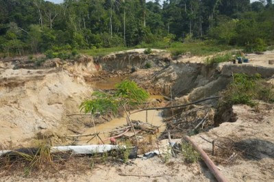 Contaminação da água por mercúrio, devido à mineração ilegal na região.