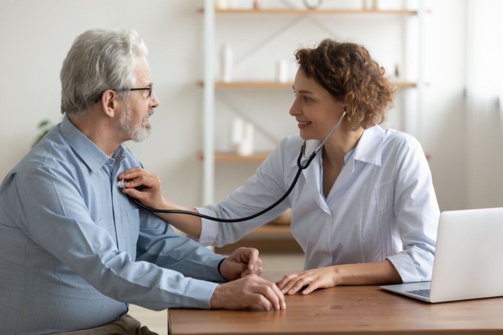 Casos de tosses persistentes devem ser avaliados por um médico (Imagem: fizkes | Shutterstock)