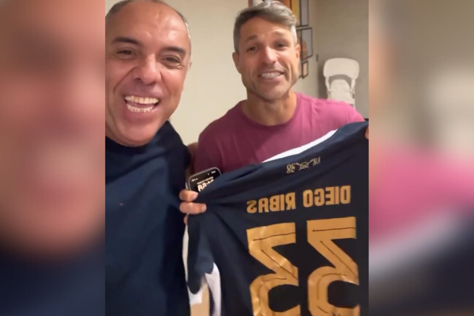 Imagem - Marcos Braz presenteia Diego Ribas com camisa do Remo: 'chegou o homem'
