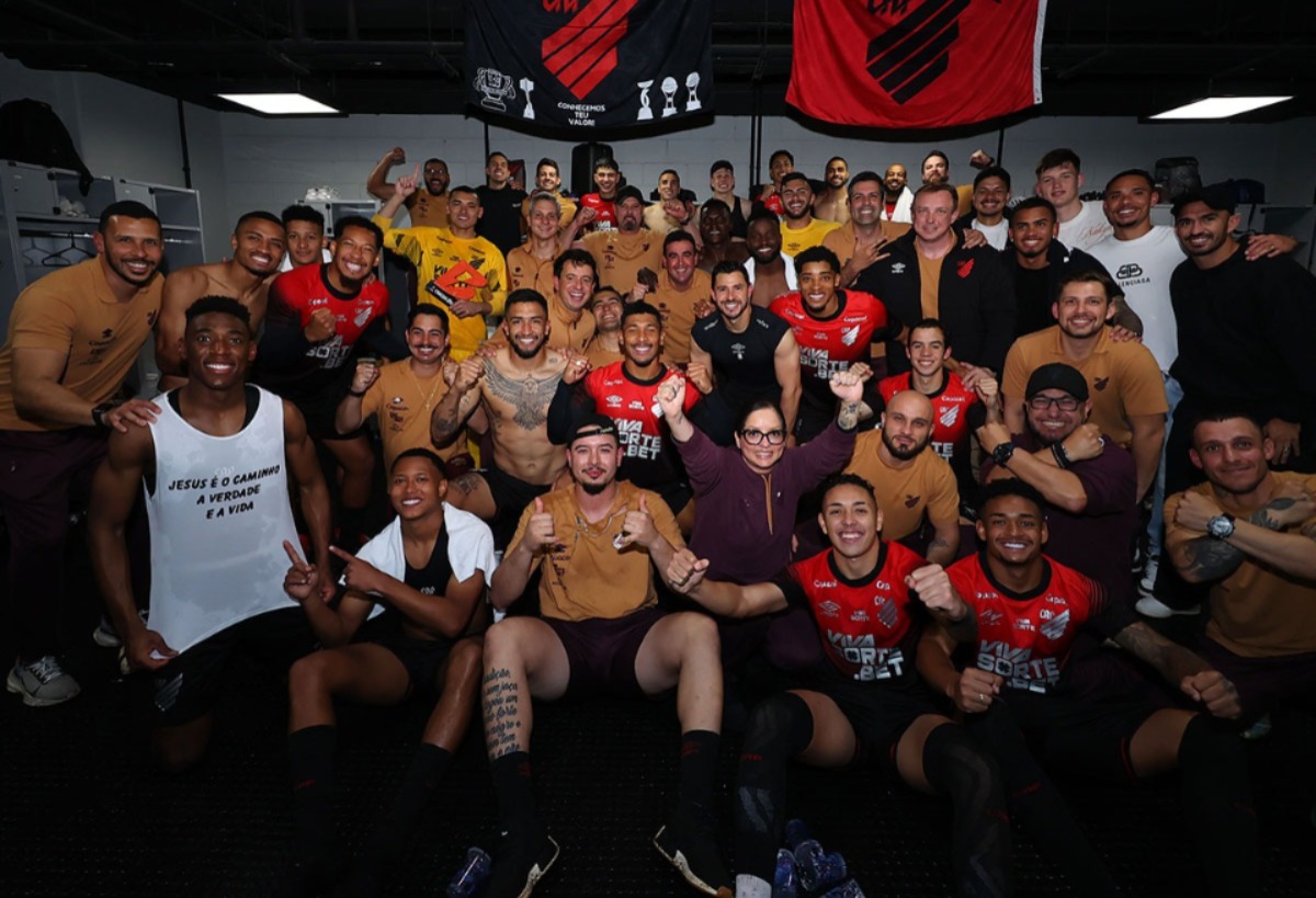 Furacão comemorou a classificação na Ligga Arena - 