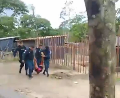Vídeos que circulam nas redes sociais, mostram pelo menos 4 pms carregando o jovem pelos braços e pernas.
