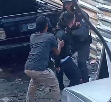 Imagem - PM consegue levantar e pedir apoio após ser baleado no pescoço durante abordagem; assista