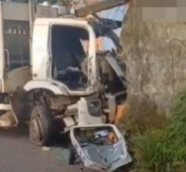 Imagem - Vídeo: caminhão de lixo colide com muro dos Bombeiros na Pedro Álvares Cabral, em Belém