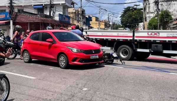 Acidente sem feridos causa congestionamento na recém-implantada faixa exclusiva para motos na Avenida Pedro Álvares Cabral.