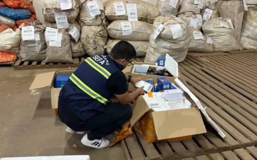 Agentes da Sefa apreendem centrais de ar-condicionado e 889 unidades de display de celular, no Pará.