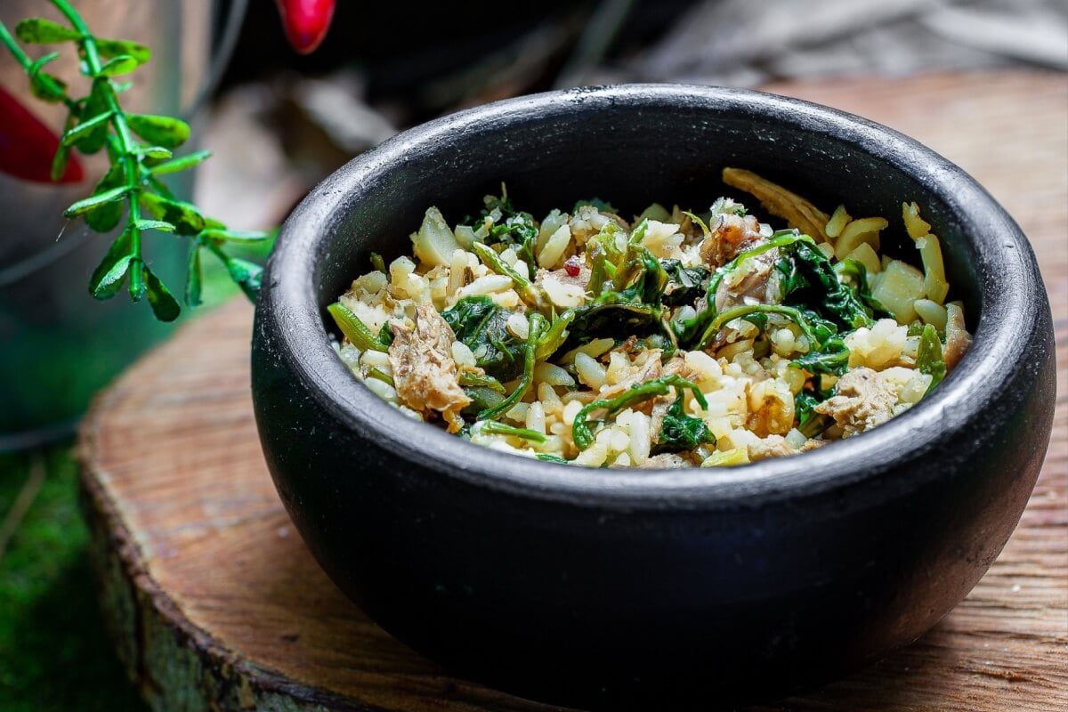 Arroz de pato com tucupi e jambu (Imagem: JS Neto Fotografia | Shutterstock) 
