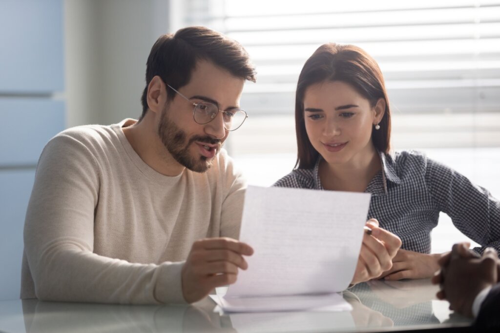 Cada opção tem suas vantagens e deve ser escolhida conforme o objetivo do casal (Imagem: fizkes | Shutterstock)