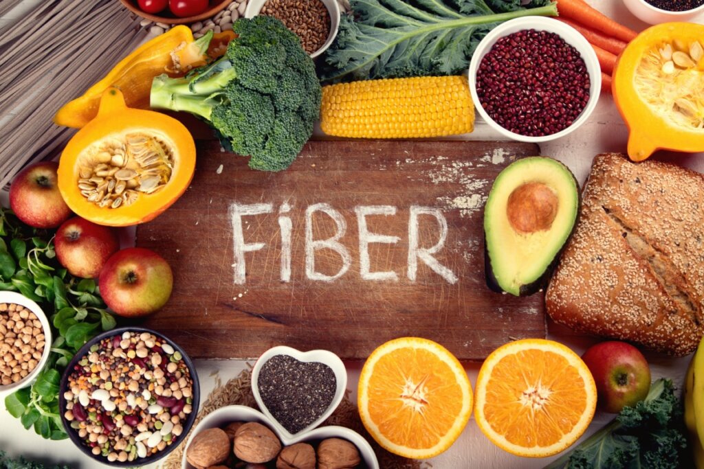 O consumo de fibras ajuda a eliminar o excesso de colesterol do organismo (Imagem: Tatjana Baibakova | Shutterstock)
