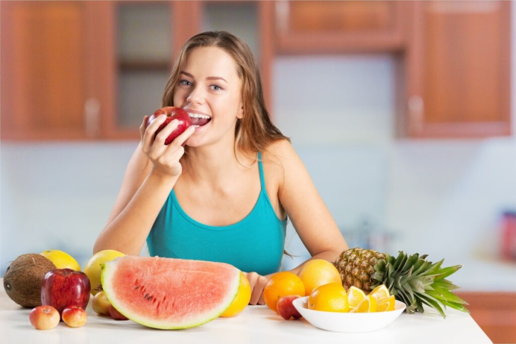 O consumo de frutas ajuda a fornecer carboidratos complexos ao organismo (Imagem: Billion Photos | Shutterstock)