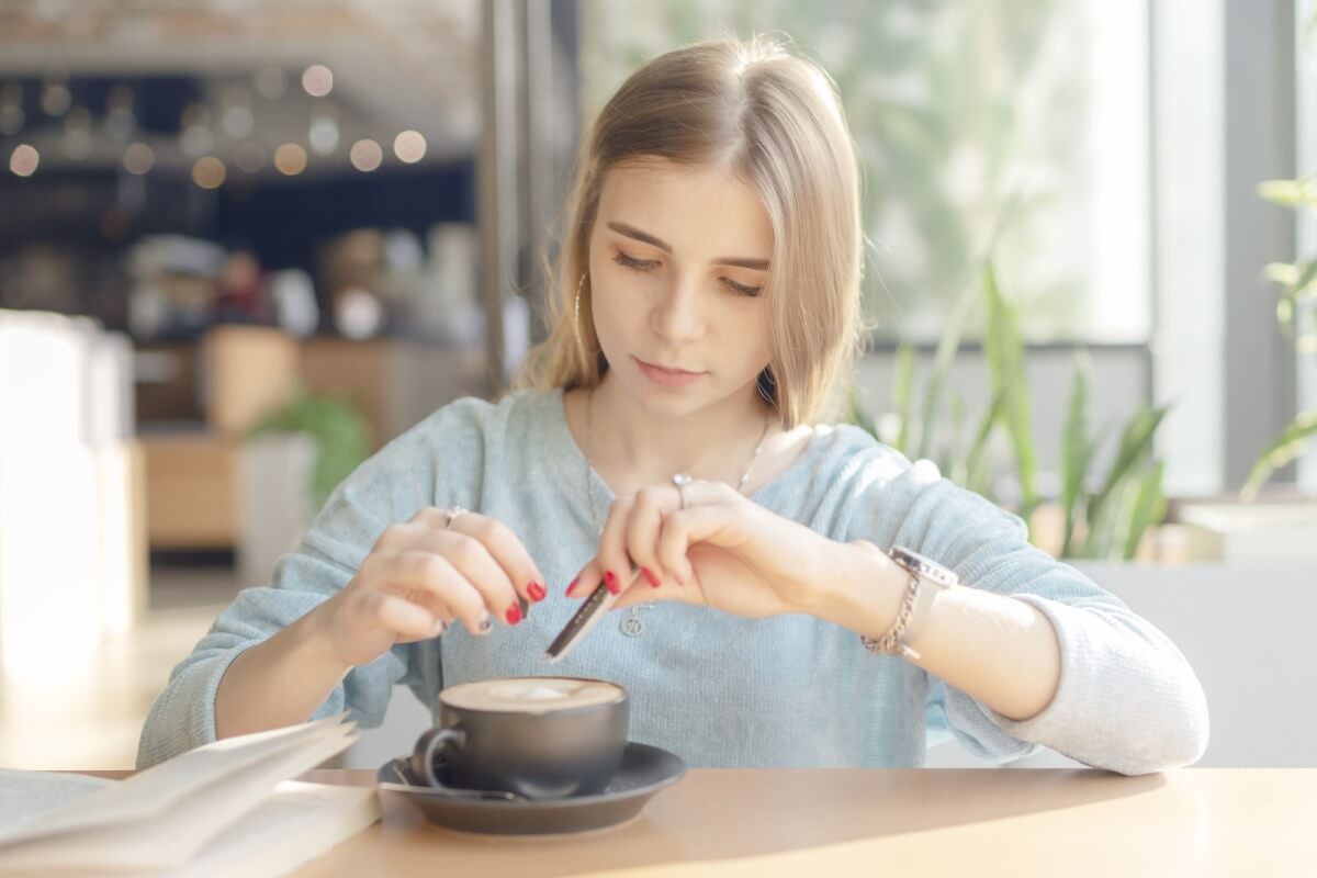 O consumo excessivo de açúcar e cafeína pode prejudicar os estudos (Imagem: Kulinenko.G | Shutterstock)
