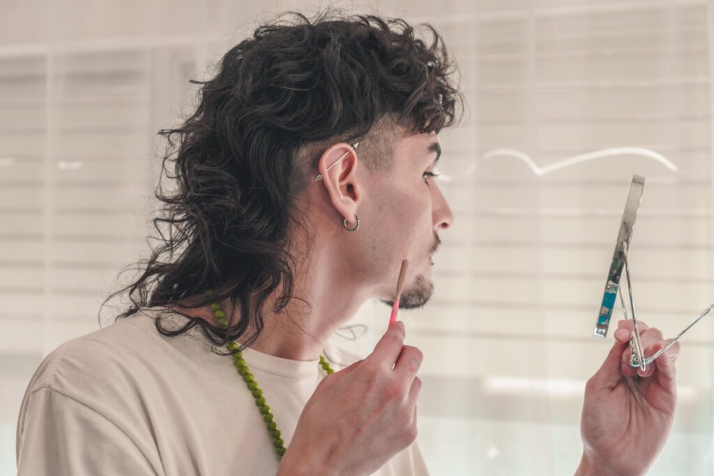 O mullet valoriza cabelos ondulados e cacheados (Imagem: daniromphoto | Shutterstock)