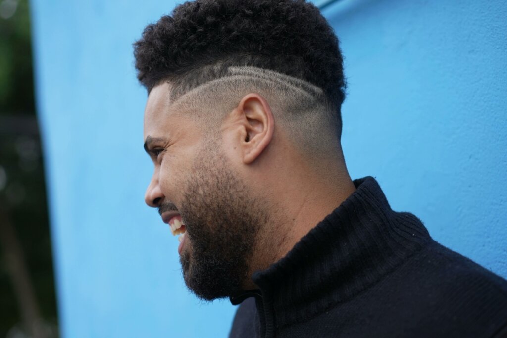 O taper fade é ideal para quem busca praticidade sem abrir mão do estilo (Imagem: Bricolage | Shutterstock)