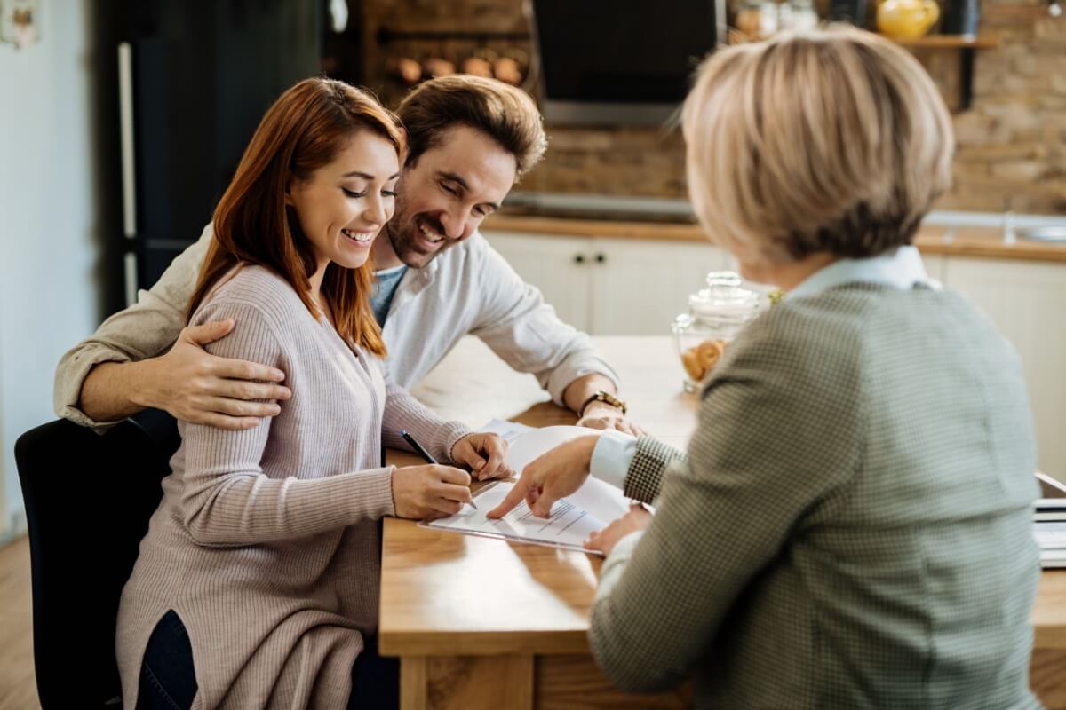 Os três relacionamentos configuram vínculo afetivo, mas apenas dois geram efeitos jurídicos (Imagem: Drazen Zigic | Shutterstock)