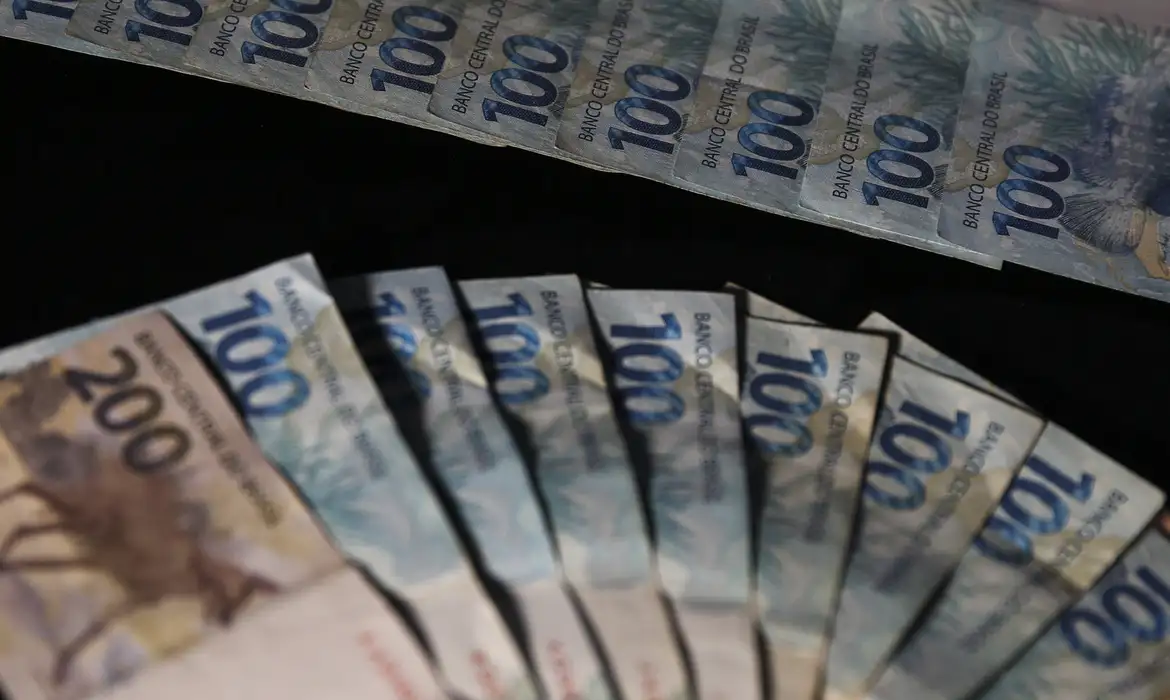 No acumulado de 2025, os saques superaram os depósitos em R$ 55,9 bilhões.