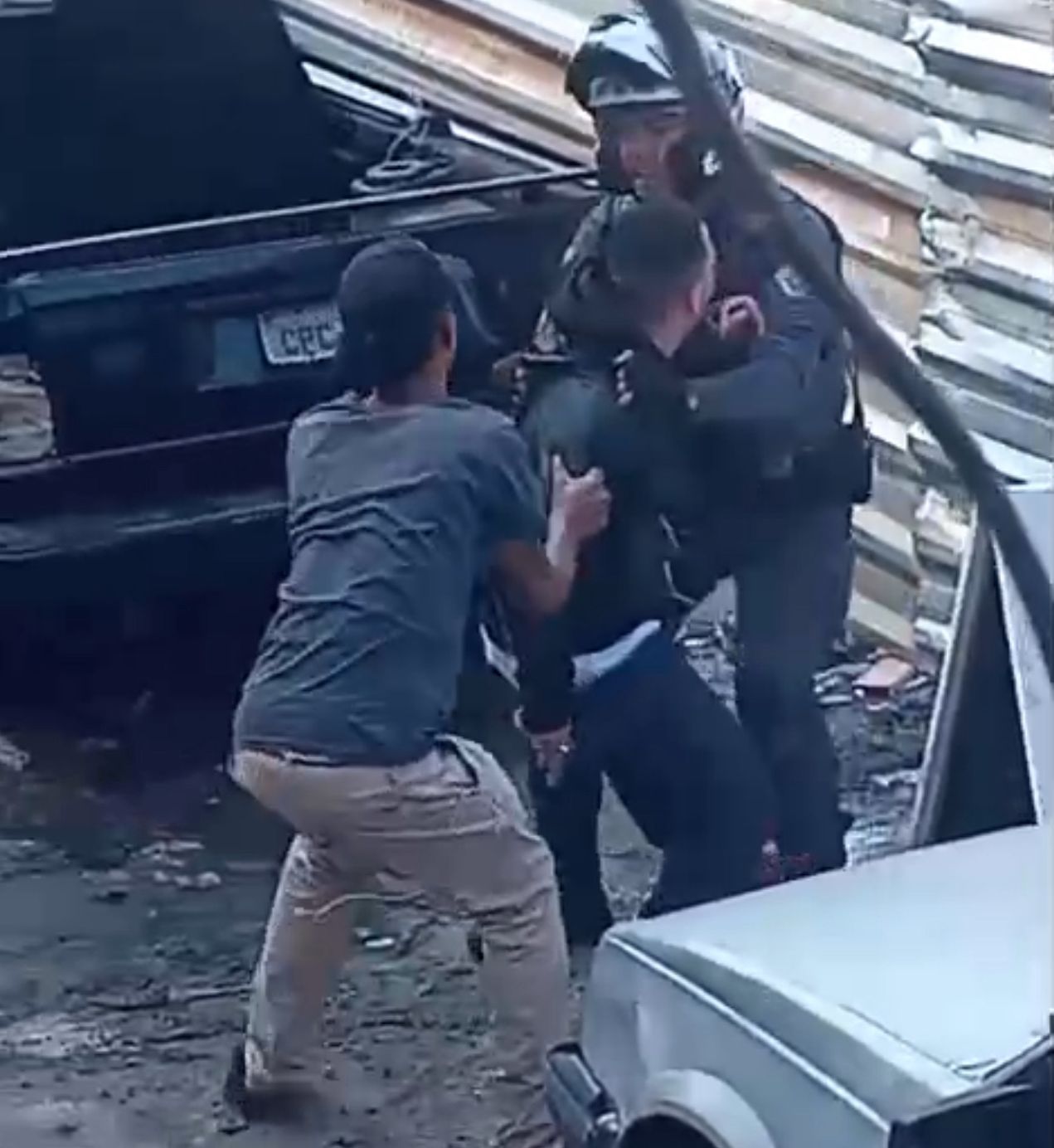 Imagem - PM consegue levantar e pedir apoio após ser baleado no pescoço durante abordagem; assista