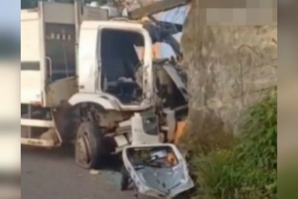 Imagem - Vídeo: caminhão de lixo colide com muro dos Bombeiros na Pedro Álvares Cabral, em Belém