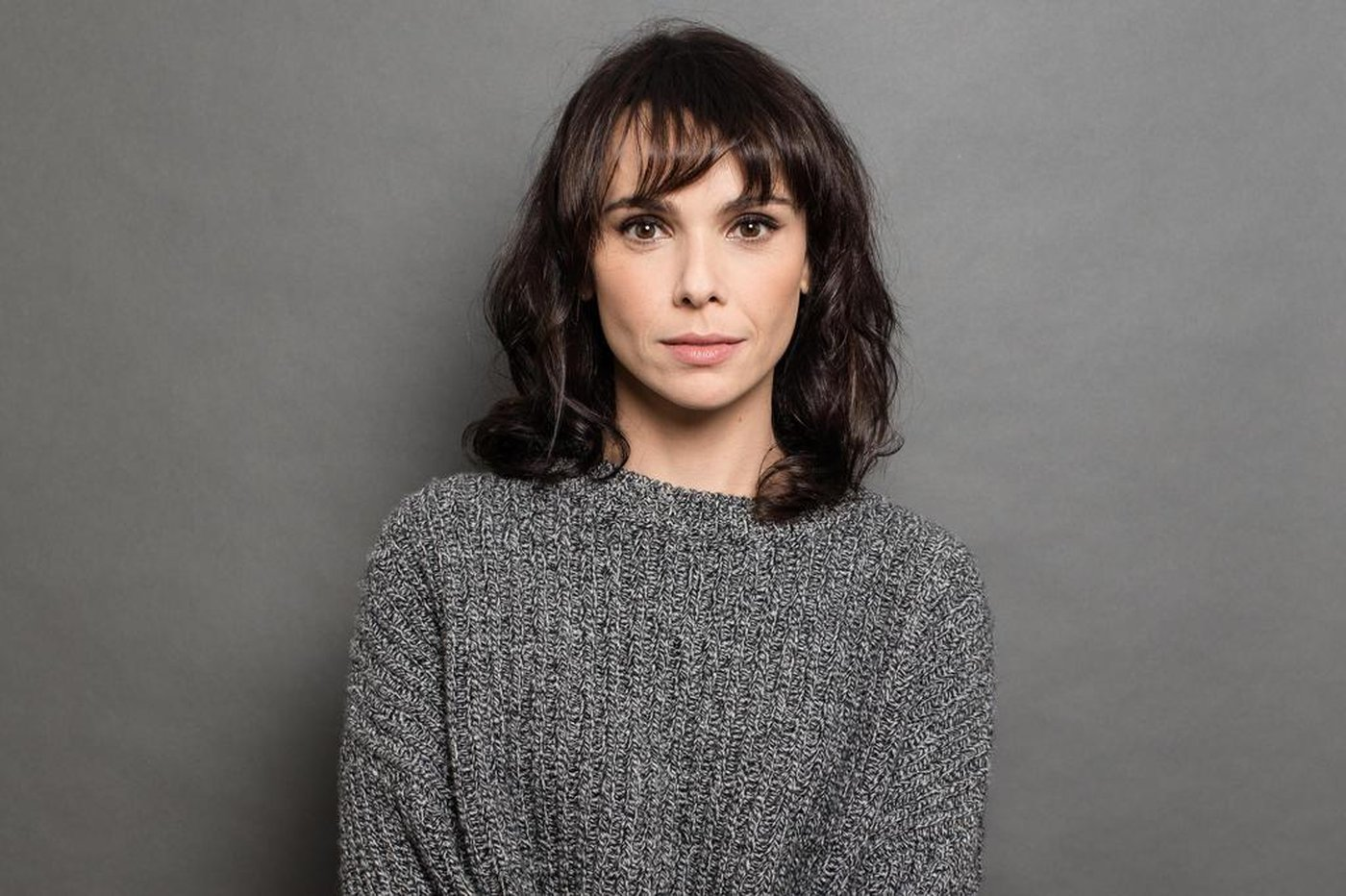 A atriz Débora Falabella interpreta Tessa, advogada criminalista e vítima de agressão sexual 