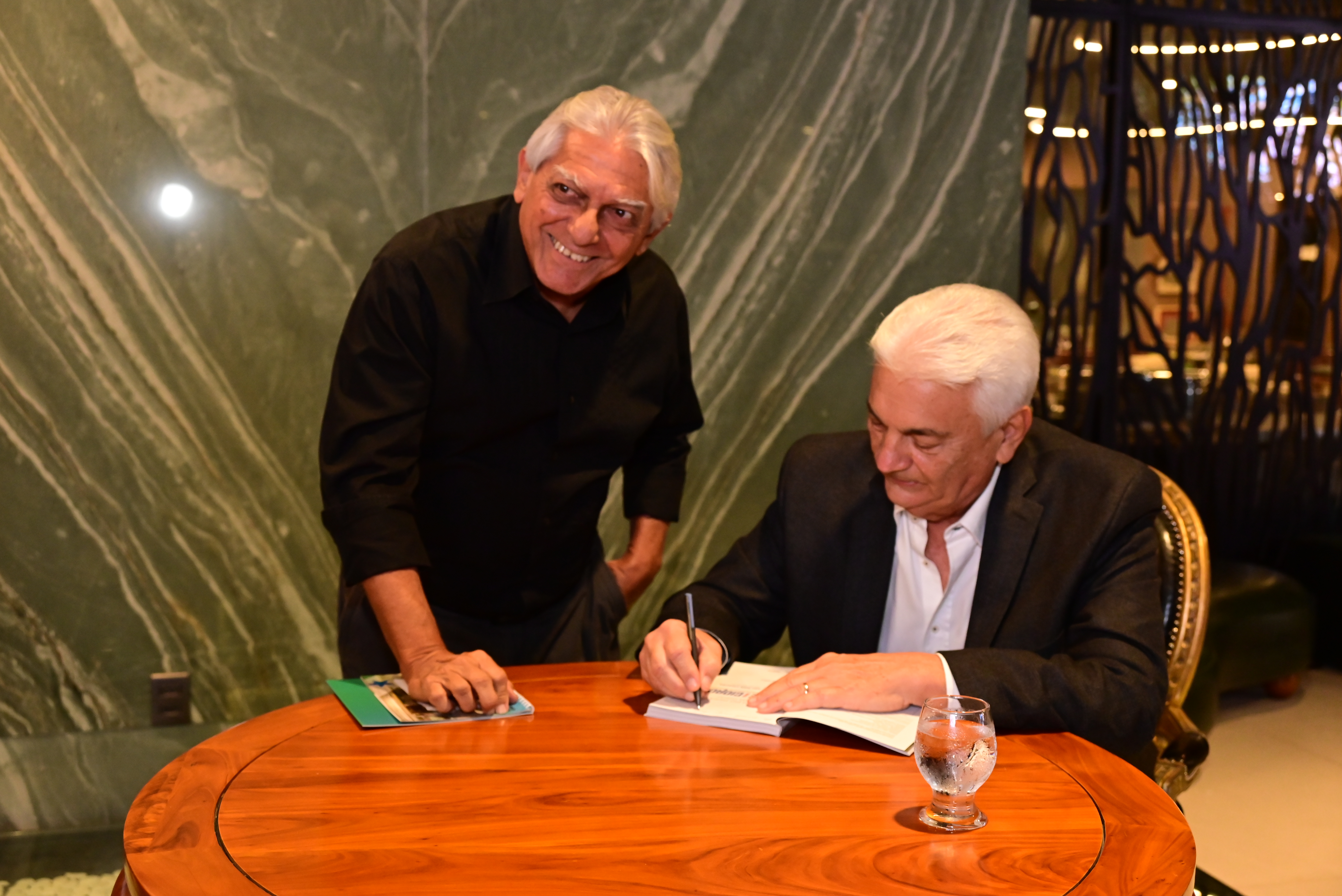 Nelson Chaves autografando livro