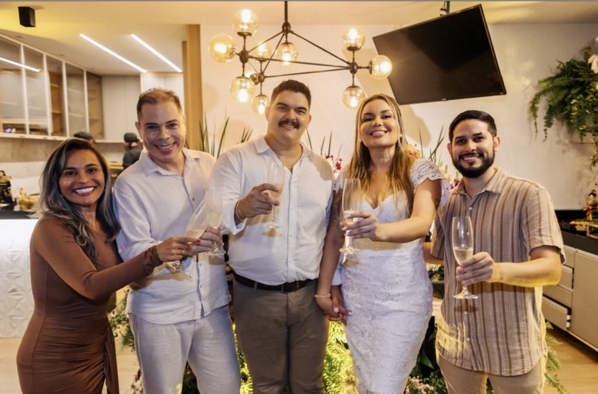 No último sábado em meio a um petit comité, aconteceu o noivado do casal Marcus Rangel e Mariana Lourenço, na foto com os amigos, Daniel Garcia, Luana Pacheco e Paulo Sarmanho.
