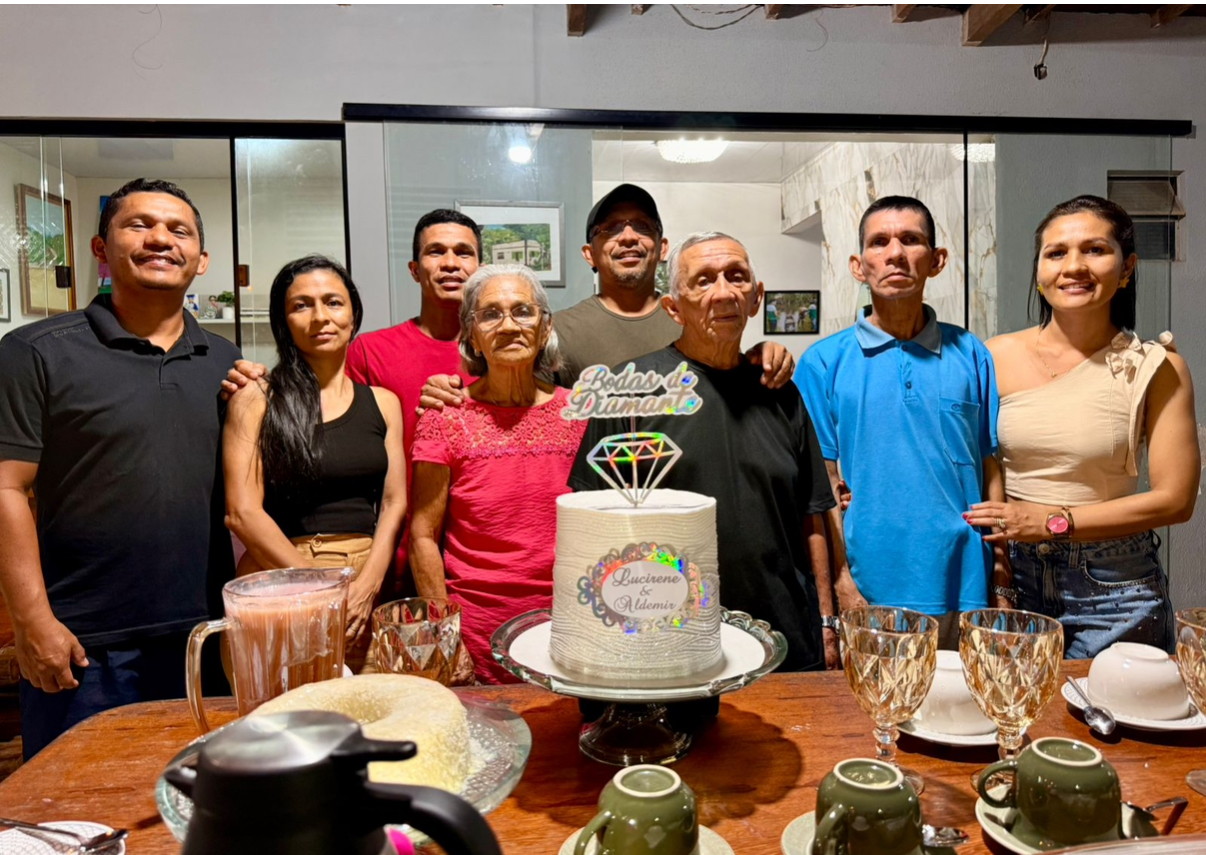 O casal Ademir e Lucirene Costa completou 60 anos de feliz união no último dia 03. As Bodas de Diamante foram comemoradas ao lado dos filhos e  netos.

