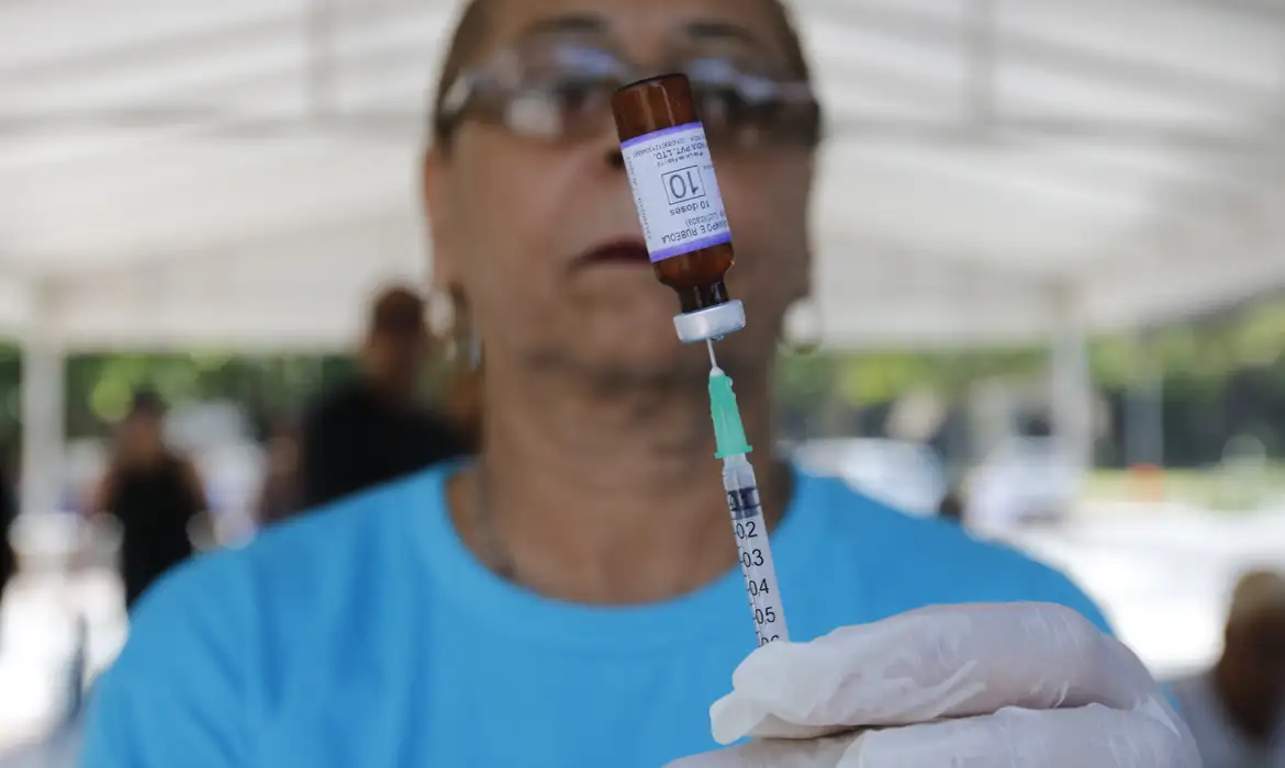 O Ministério da Saúde também intensifica a vacinação nas cidades que fazem fronteira com a Bolívia e em municípios do Maranhão próximos à divisa com o estado.