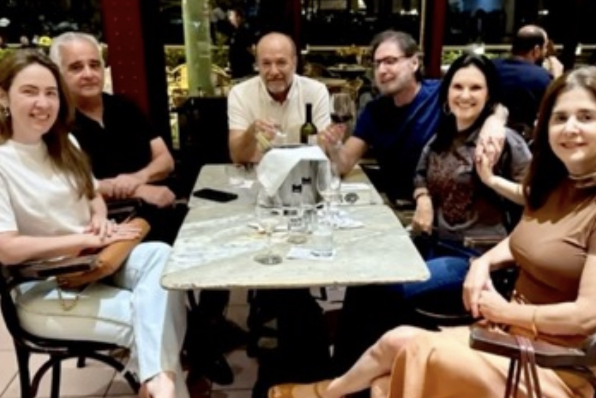 Os casais Ariane e Jorge Alex Athias, Claudia e Arlindo Guimarães e Vanessa e Luís Cláudio Lobo, em mais um encontro enogastronômico. Aliás, Arlindo, que comanda o Manjar, lançou o novo cardápio da casa, que já é um enorme sucesso. 

