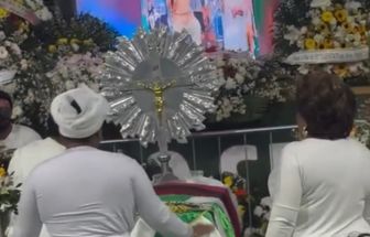 Babi chora e é amparada na despedida de Arlindo Cruz no Rio de Janeiro