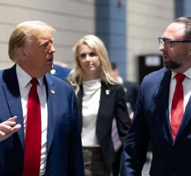 Imagem - Conselheiro de Trump diz que não vai parar até que Jair Bolsonaro 'esteja livre'