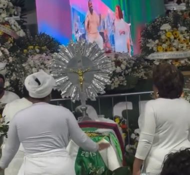 Imagem - Babi chora e é amparada na despedida de Arlindo Cruz no Rio de Janeiro