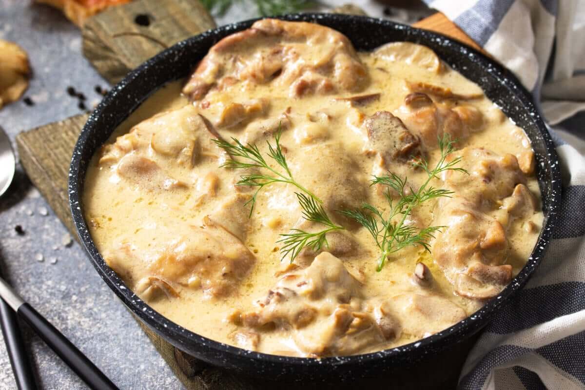 Filé de frango ao molho de mostarda (Imagem: Elena Hramova | Shutterstock)
