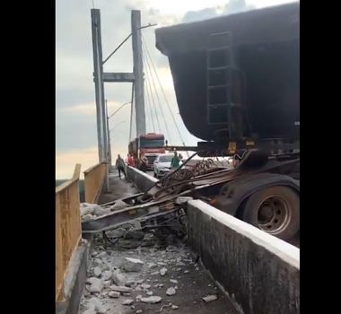 Imagem - Vídeo: basculante de carreta se solta e danifica ponte sobre o Rio Acará