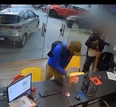 Imagem - Vídeo: criminosos armados assaltam loja de veículos rendem funcionários e clientes em Belém
