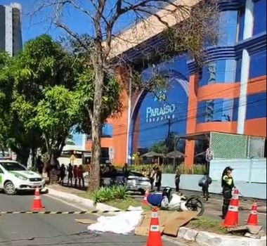Imagem - Mulher morre após cair de moto e ser atropelada na frente de shopping em Santarém
