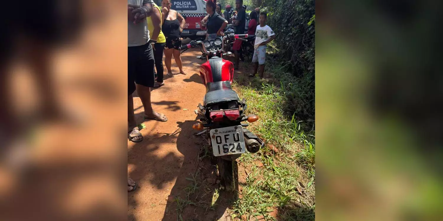 A PM foi acionada por volta das 10h30 e, ao chegar ao local, encontrou o corpo do idoso e a moto dele dentro da água

