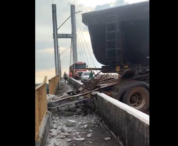 Basculante de carreta se solta e danifica ponte sobre o Rio Acará