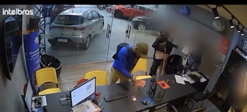 Imagem - Vídeo: criminosos armados assaltam loja de veículos rendem funcionários e clientes em Belém