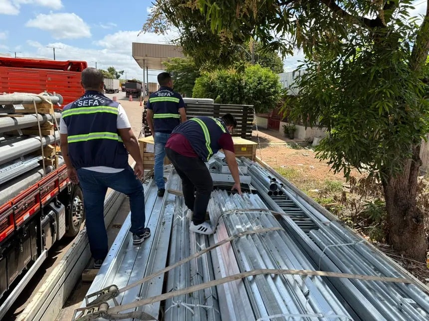 Mais de 14 toneladas de sucata de alumínio e torre metálica são apreendidos no Pará.
