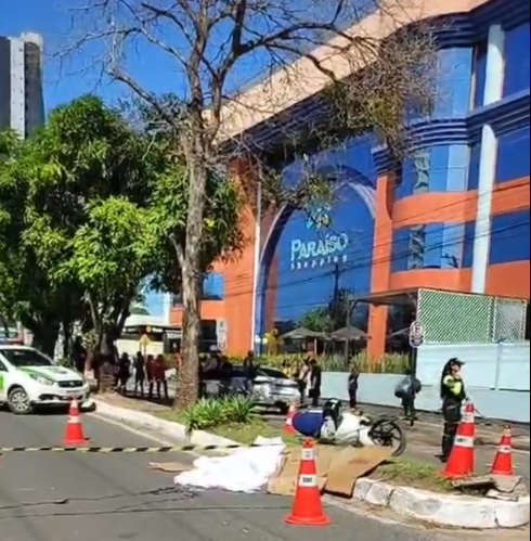 Mulher morre após cair de moto e ser atropelada na frente de shopping em Santarém. 