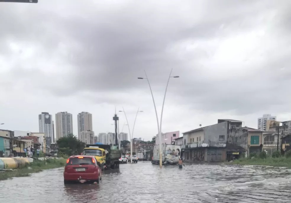 Imagem - Maré alta acontece em horário de movimento em Belém; confira