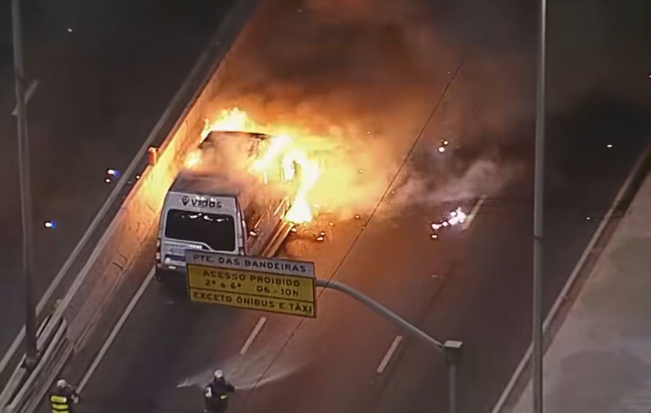 Imagem - Van pega fogo após acidente na Marginal Tietê, em São Paulo