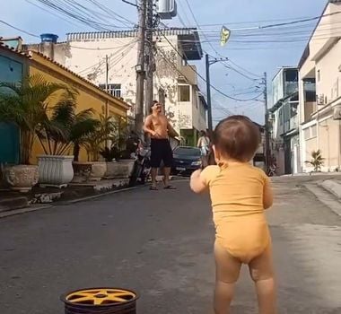 Imagem - Com apenas 1 ano e 2 meses, bebê surpreende ao empinar pipa sozinho; assista