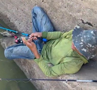Imagem - Vídeo mostra pescador com vara improvisada vencendo amigo com equipamento caro