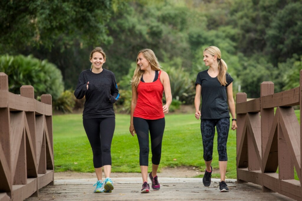 A caminhada é uma dentre as várias atividades físicas que ajudam a desinchar o corpo (Imagem: Brocreative | Shutterstock)