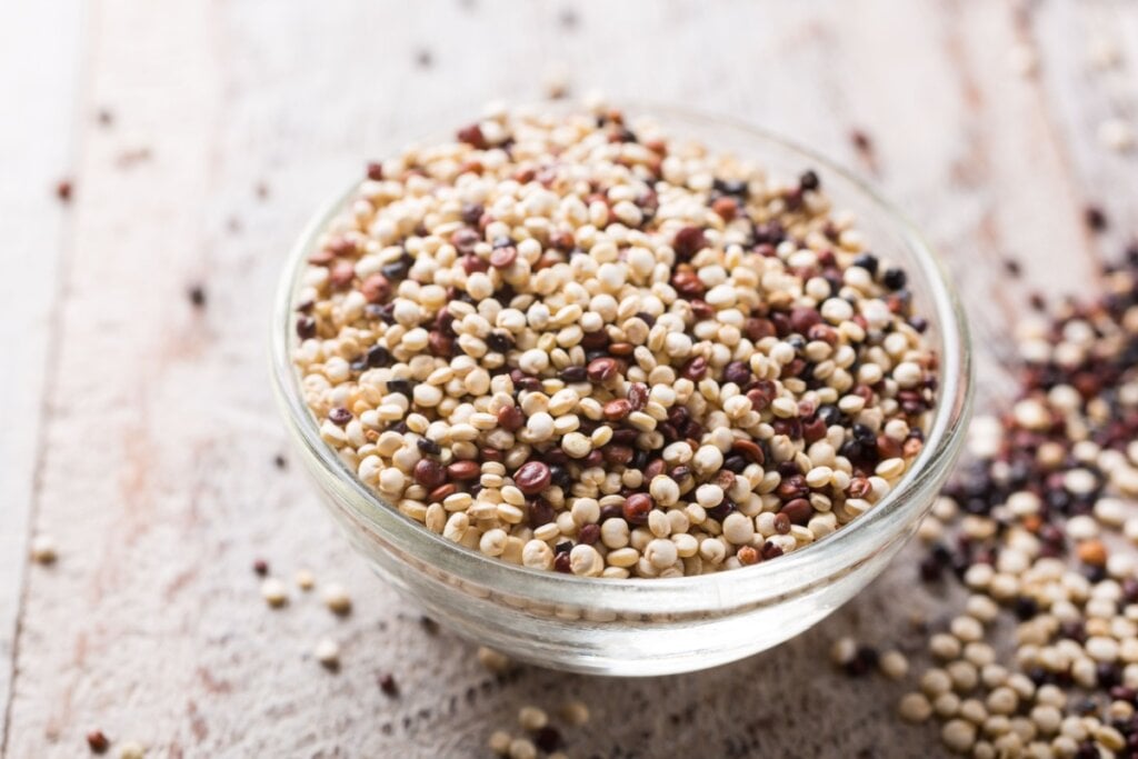 A quinoa é uma fonte de proteína completa qwue ajuda no ganho de massa muscular (Imagem: Iryna Melnyk | Shutterstock)